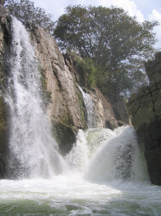 Hogenakkal - der einzig starke Wasserfall waehrend dieser Trockenzeit