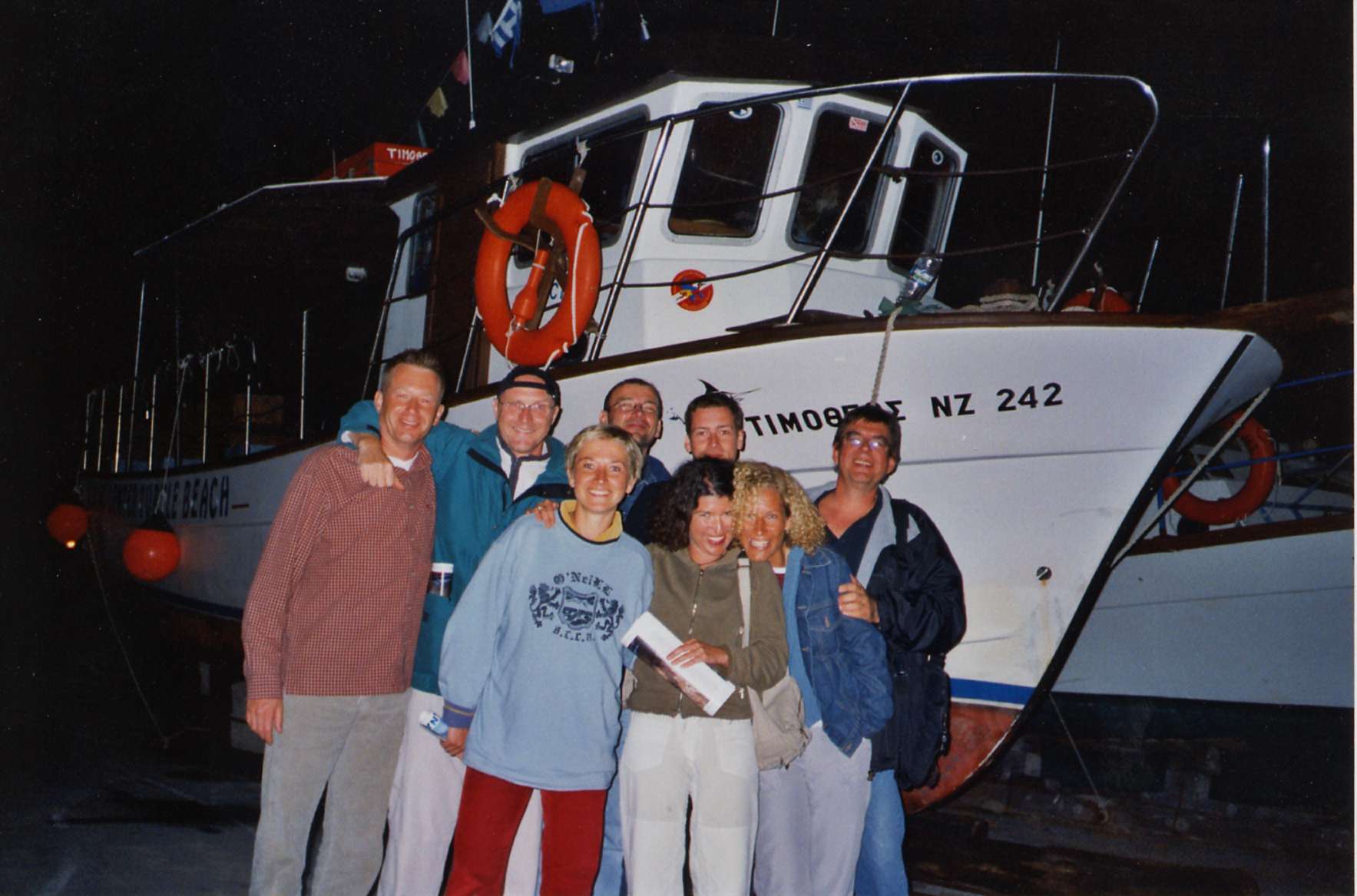 Am letzten Abend: Die Gruppe vor unserem an Land gebrachten Tauchboot