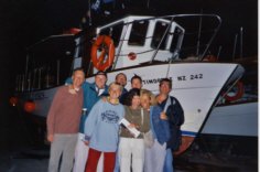 Am letzten Abend: Die Gruppe vor unserem an Land gebrachten Tauchboot