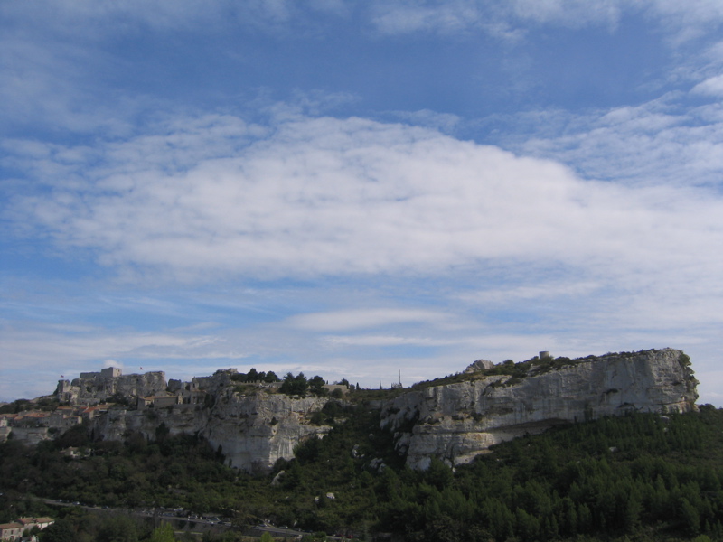 Die Ruinen von Les Baux vom gegenüberliegenden Kalkfelsen