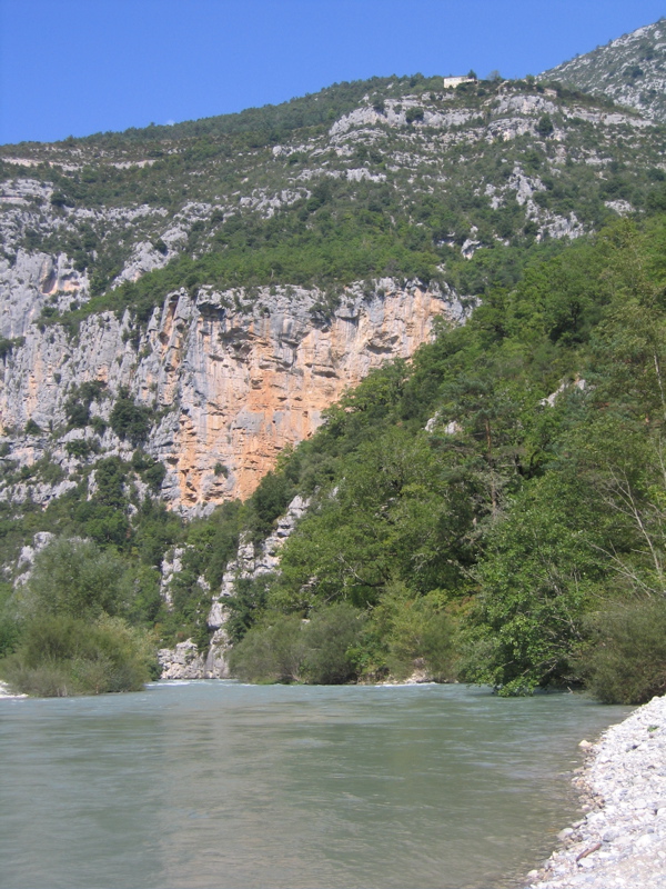 Blick vom Ufer der Verdon hoch zum Chalet de la Maline